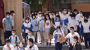 北京考生被蝎子蛰伤 警方护送最后时刻进考场