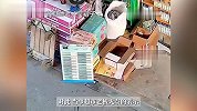 超市门口放一堆纸壳子，遭老人用超大编织袋“一扫而光”