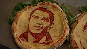 俄罗斯餐厅创意披萨火了！C罗苏牙等球星版披萨想试试吗？