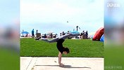 瑜伽真功夫！公园走着走着倒立劈叉说来就来