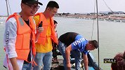 福建小伙出海抓螃蟹，却引发摄影师反感不敢吃，发生了什么