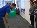 即使不是篮球也不能投失！库里尝试迷你高尔夫一杆进洞