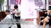 男子给顾客理发突遇电闪雷鸣，被吓到捏出兰花指，顾客发型险遭殃