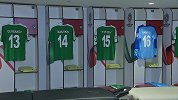 土库曼斯坦队员抵达比赛球场 亚洲杯“神秘之师”低调亮相