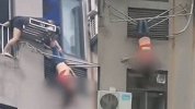 惊险瞬间：醉酒女子倒挂8楼晾衣架 邻居徒手攀墙将其拽住