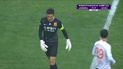 鲁能右路送出传中 格德斯头球高出横梁
