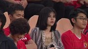 恒大美女球迷看台吸引眼球 中韩球迷看台为球队助威