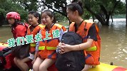 广西柳州持续强降雨引发内涝 消防员开冲锋舟送老师上课