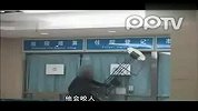 实拍男子医院上演“全武行” 血迹斑斑