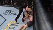打急眼了！UFC选手使出禁招KO对手 裁判怒了直接判负