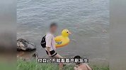 台风天女子拿游泳圈带娃野泳，救生员多次劝阻反被怼：我来都来了