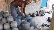 实拍印度黑作坊生产陶罐现场太简陋，用来装水谁敢用？