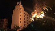 【广西】梧州一小区附近突发山火 火势凶猛与医院一街之隔
