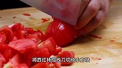 西红柿炒蛋很多人第一步就错了，难怪出汤还不好吃，看大厨如何做