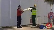 英国街头恶搞：木板攻击