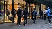 安慰安排上了！贝尼特斯返回酒店卡纳瓦罗出门迎接