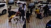 男子揭发赌博杀猪盘遭围殴：被数男子当街暴打