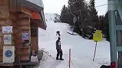 旅游-男子使用滑雪缆车的艰苦过程