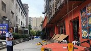 陕西西安一烤肉店门头坠落致1死多伤 官方：意外事件