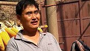 大衣哥朱之文在家掰玉米，引来电视台采访，而村民的行为招人反感