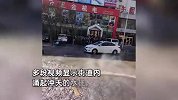 辽宁一供暖管道爆裂，巨大水柱喷出5层楼高：商贩水果水中漂流