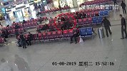 旅客车站熟睡被偷手机 窃贼逃跑不成还打人