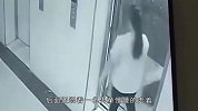 是亲生的吗？女子电梯口一把“拽住”孩子，将其“甩”到地上