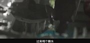老奶奶卖几十年糖水，碰到乞讨超大方，一番话令人佩服