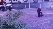 女子带小孩向窨井扔鞭炮引爆炸 井盖被崩飞大片地面被掀起