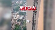 居民往窗外拍发现对面高楼凸出一块 镜头拉近后吓得冒汗