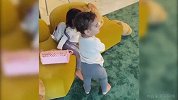 太萌了！C罗小女儿Alana送姐姐爱的抱抱 乔治娜被逗笑