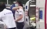 救护车闯红灯被撞翻 车头撞碎伤者躺地输液 交警：责任认定中