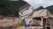 四川凉山爆发山洪 一宾馆经历大水冲击坚挺半天后轰然倒塌
