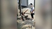 13岁少年暴打外地老人 据了解 老太太患有精神病