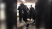 篮球-18年-摩擦摩擦是魔鬼的步伐 勇士队候场玩转酷炫舞步-专题