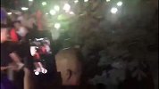 西甲-1718赛季-不输死敌!巴萨抵达美国受热捧 球员神情疲惫快步离开-新闻
