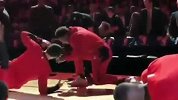 NBA入场式已经这么皮了吗？ 洛瑞领衔猛龙队开场健身秀！