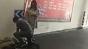 男子车库倒地昏迷无脉搏无呼吸 路过教师跪地10分钟生死抢救