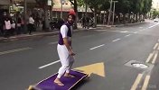 印度老哥踩着飞毯马路狂飙 上演真人版阿拉丁