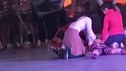 老人广场舞台上突然倒地去世 其他人绕开继续表演