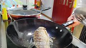 红烧鱼不要直接下锅，难怪粘锅破皮不入味，大厨帮你解决3个问题