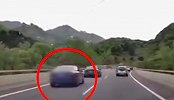 北京两车疑因并线起纠纷 马路中间来回穿梭互相别车