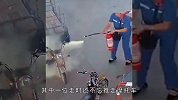 三轮车起火，美女“淡定”应对，三个大男人“速度”赶超“刘翔”