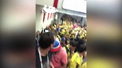 水泄不通 哥伦比亚球迷占领地铁站 狭小范围仍能高歌
