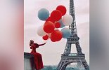 别出心裁！埃菲尔铁塔之下 法国美女举3色气球为球队助威