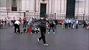 旅游-实拍当今西方街舞完整版，游人驻足观赏