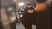 拳速爆发“堪比”张伟丽！UZI展示凶狠拳法暴揍厂长