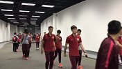 亚冠-17赛季-上港全队抵达南京奥体中心 胡尔克伤势无大碍-新闻