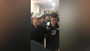 郭艾伦离开球馆 背后一大票保安跟着