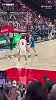 实拍杨瀚森抢篮板持球推进到前场 无私分球可惜队友失误了